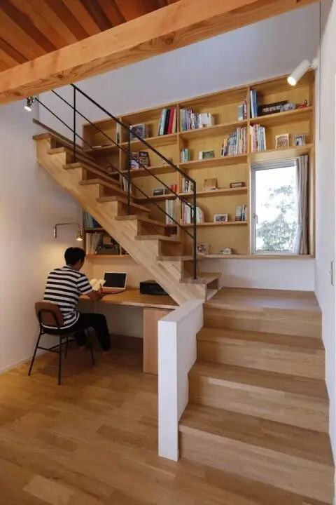 افكارة استغلال مساحة تحت الدرج او السلم الداخلي تصميم مكتب عصري بسيط مع مكتبة تحت الدرج