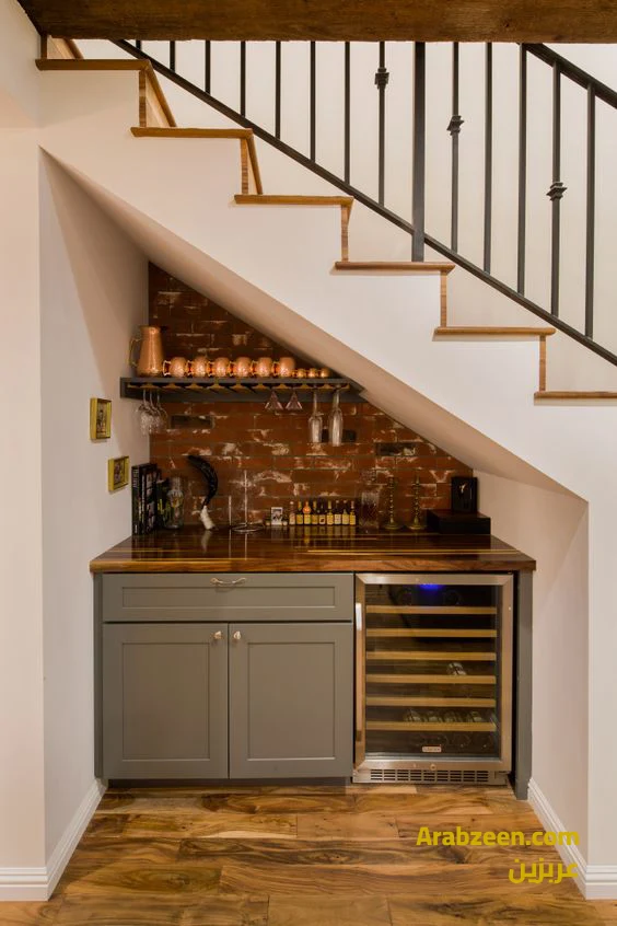 تصميم مطبخ صغير جداً او بار تحت الدرج والسلم الداخلي يحتوى المطبخ على دولاب او خزانة مطبخ 