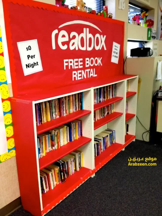مكتبة صغيرة او ركن للقراءة في الصف المدرسي للتزيين والإفادة العملية