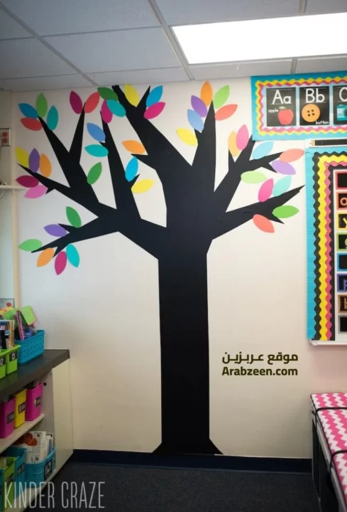 شجرة مصنوعة من الورق يدوياً لتزيين الصف المدرسي