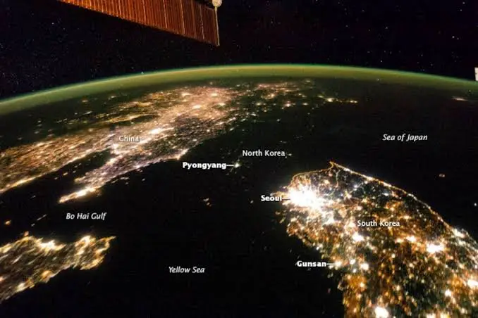 صورة بالاقمار الصناعية لكوريا الجنوبيه والشمالية وتظهر كوريا الشمالية بلا أضواء بينما تظهر الحموبية مضيئة